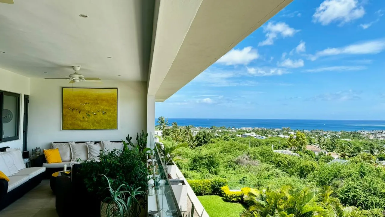 Terrasse avec mobilier confortable et vue dégagée sur la mer.