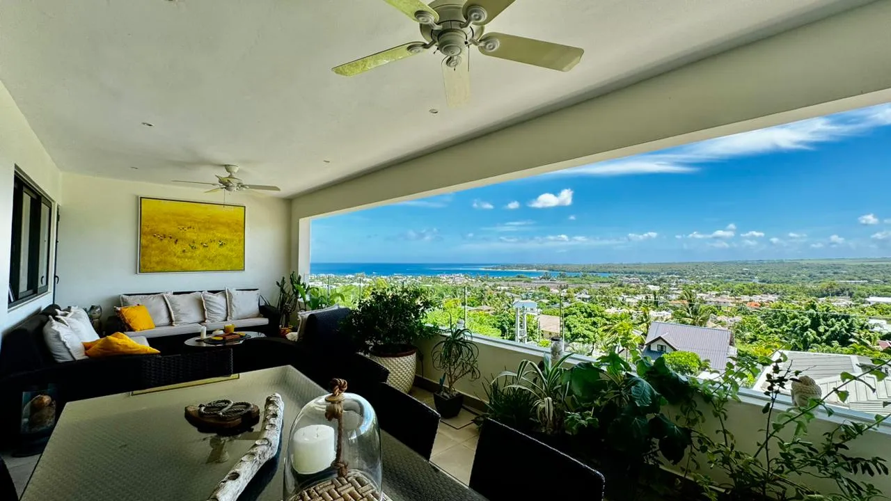 Espace extérieur avec coin salon et vue dégagée sur la mer.