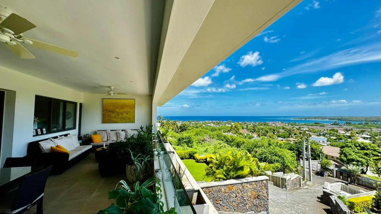 Galerie avec mobilier en extérieur et vue panoramique sur l'océan.