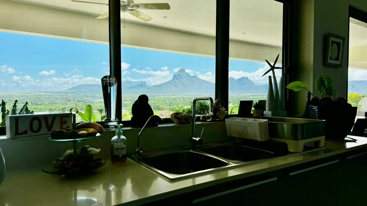 L'ouverture sur l'extérieur offre une vue panoramique sur les montagnes.