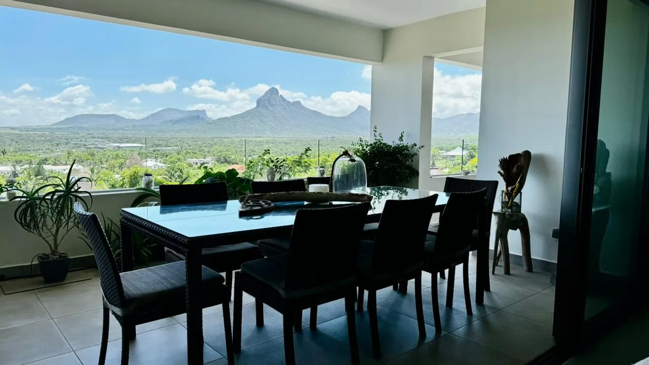 Salle à manger en extérieur avec vue sur les montagnes.