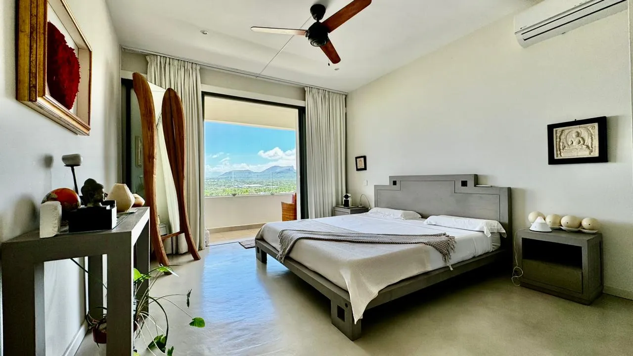 Chambre avec accès direct à un balcon et vue sur les montagnes.