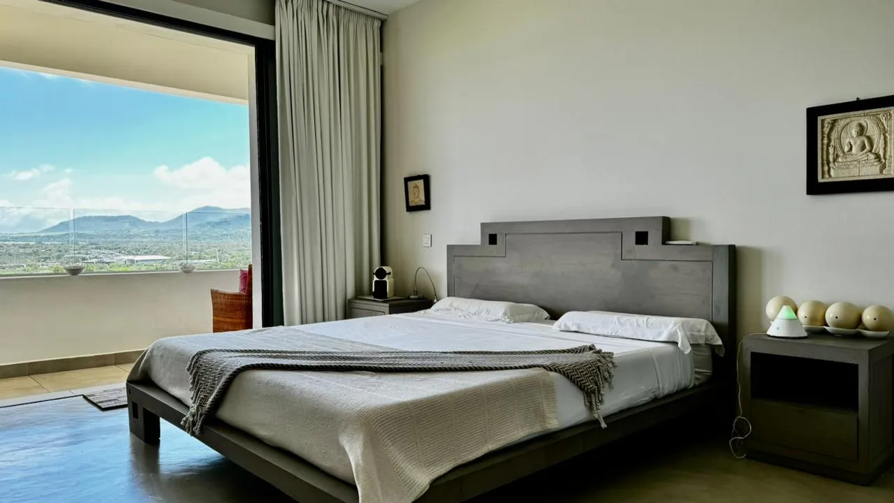 Chambre spacieuse avec lit double et vue sur les montagnes.