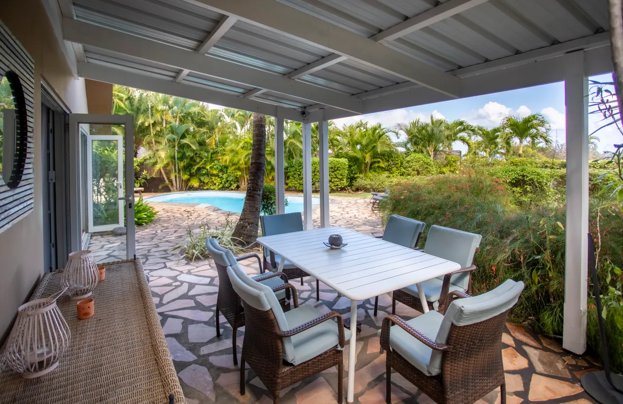 Espace extérieur avec mobilier de jardin et piscine à proximité.