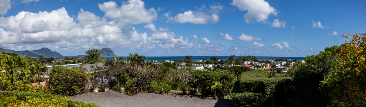 Vue panoramique sur la mer depuis la galerie de la villa.