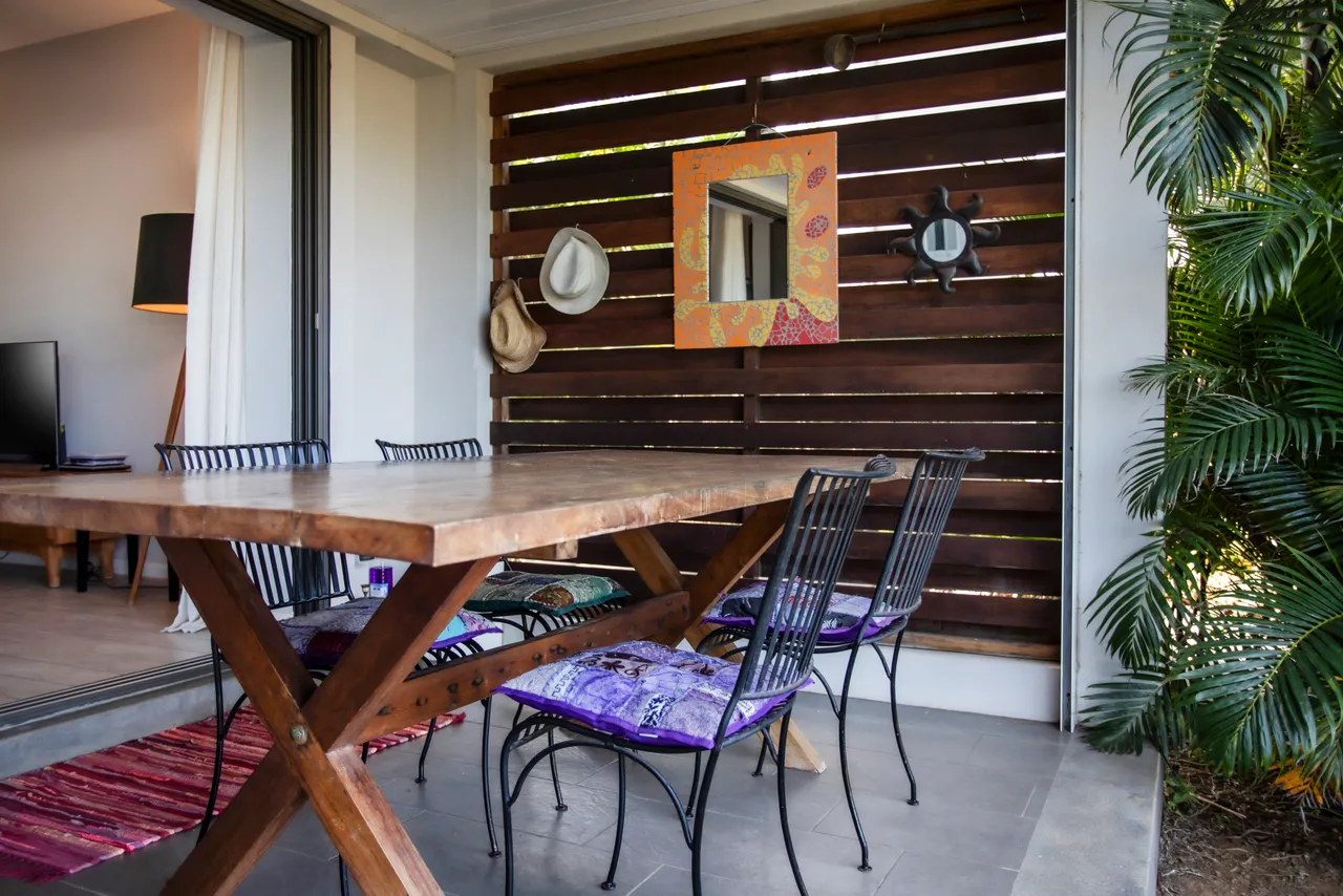 Terrasse spacieuse avec vue sur la piscine, idéale pour se détendre.