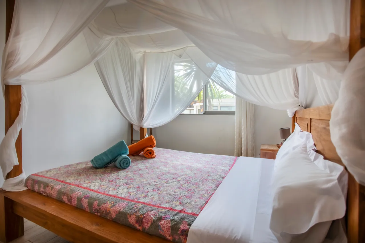 Chambre spacieuse avec lit king-size et vue apaisante.