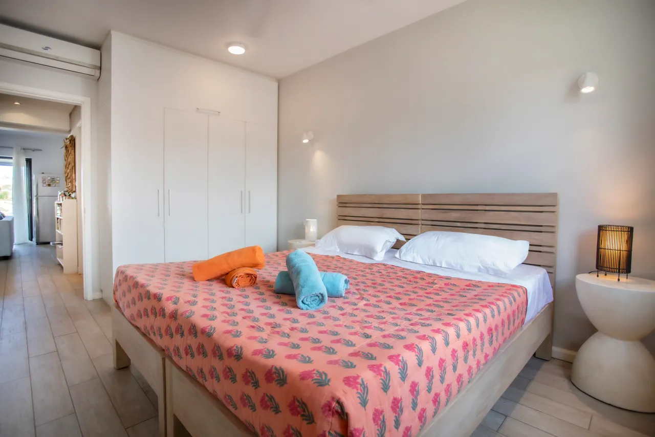Chambre lumineuse avec un lit confortable et une décoration moderne.