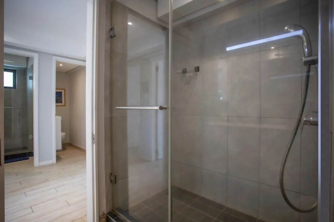Douche spacieuse et moderne pour un confort optimal.