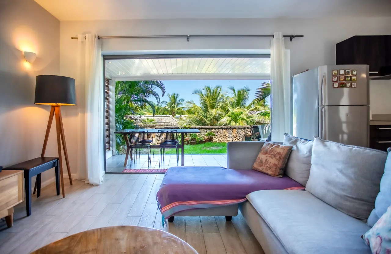 Appartement spacieux avec vue sur la verdure et accès piscine.
