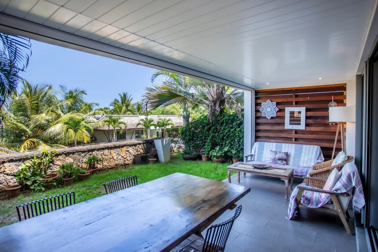 Spacieux appartement avec vue sur jardin tropical et piscine.