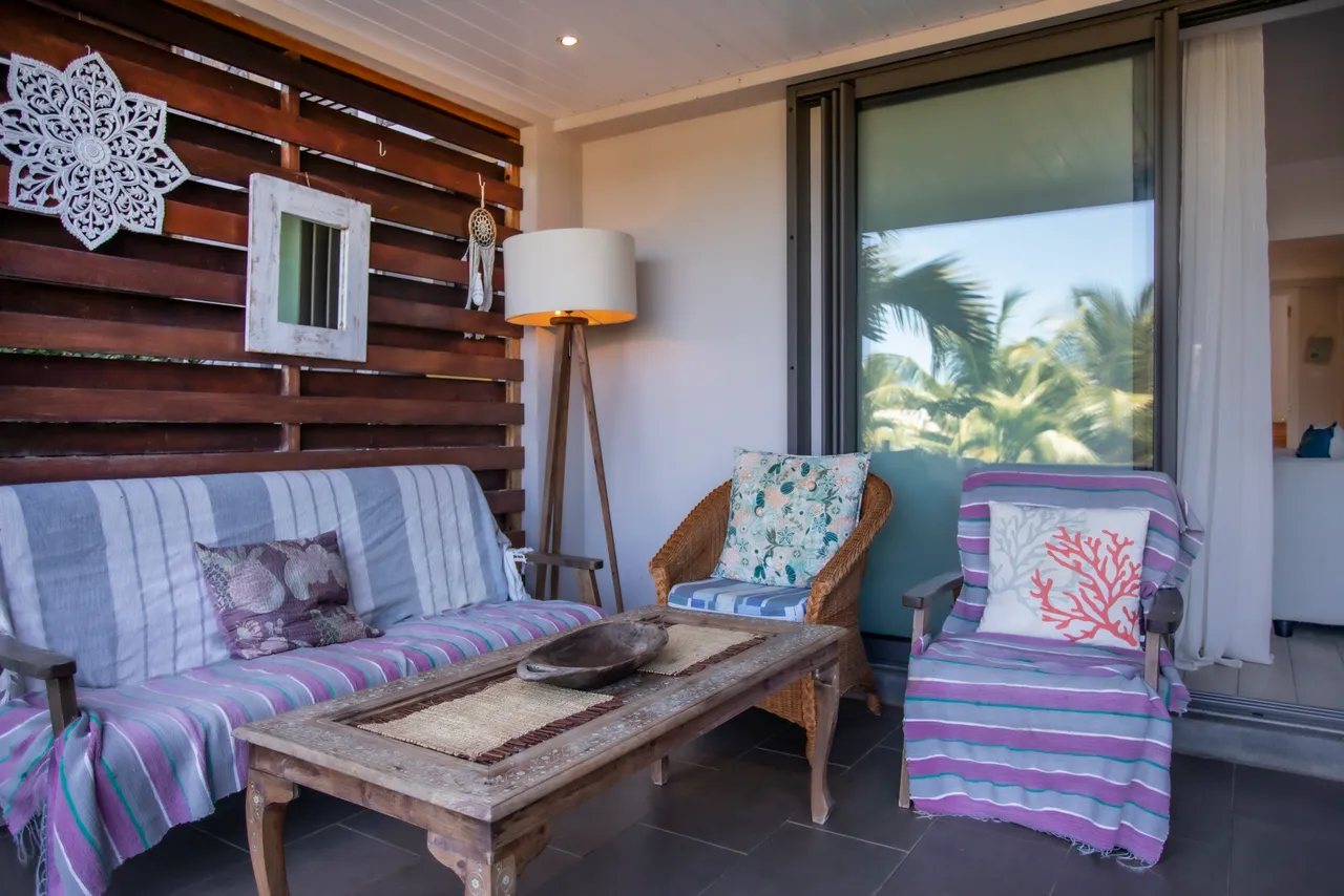 Terrasse spacieuse avec un jardin tropical pour des moments de détente.