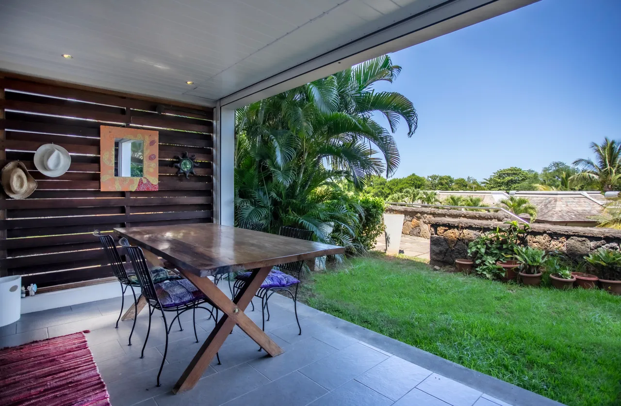 Terrasse spacieuse avec vue sur le jardin tropical.