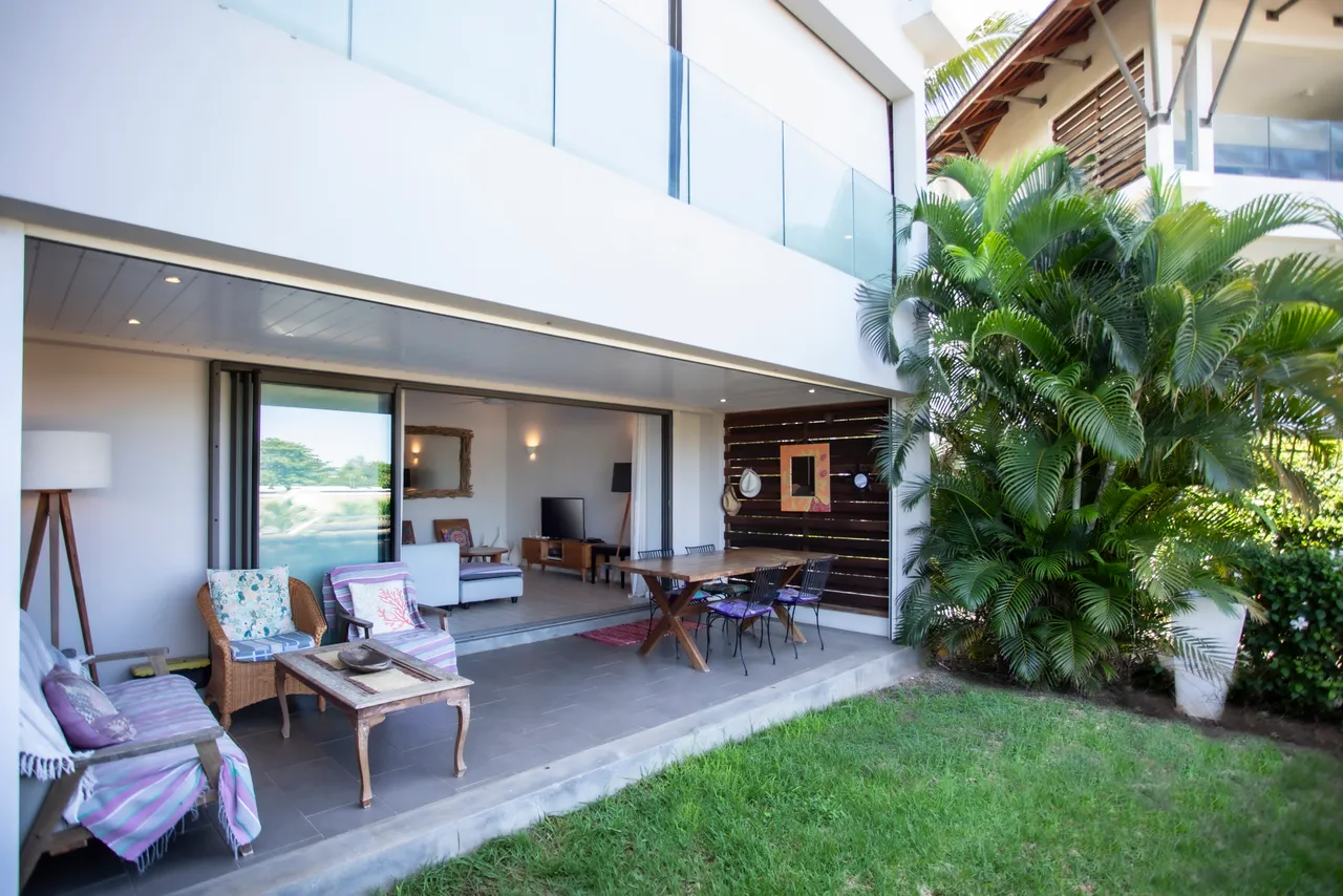 Spacieux appartement avec terrasse, jardin verdoyant et vue dégagée.