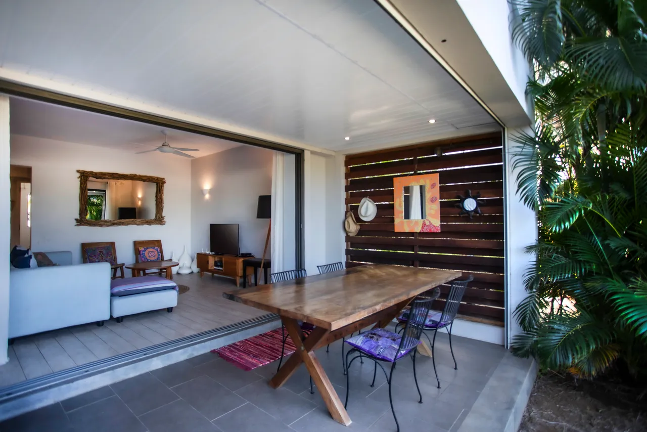 Spacieux appartement avec terrasse ouverte et vue sur la piscine.