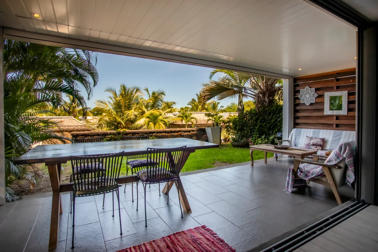 Espace moderne avec vue sur un jardin luxuriant, idéal pour se détendre.