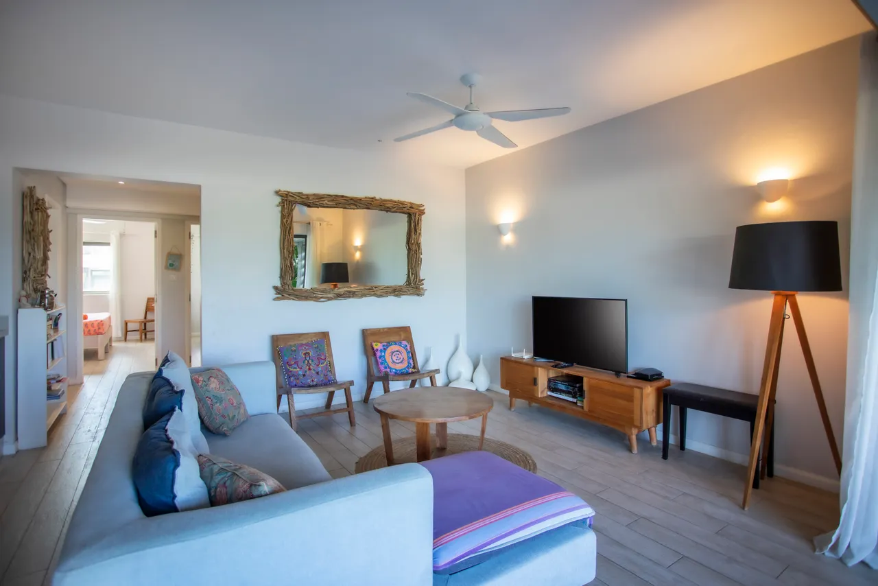 Salon lumineux et spacieux, parfait pour des moments de détente.