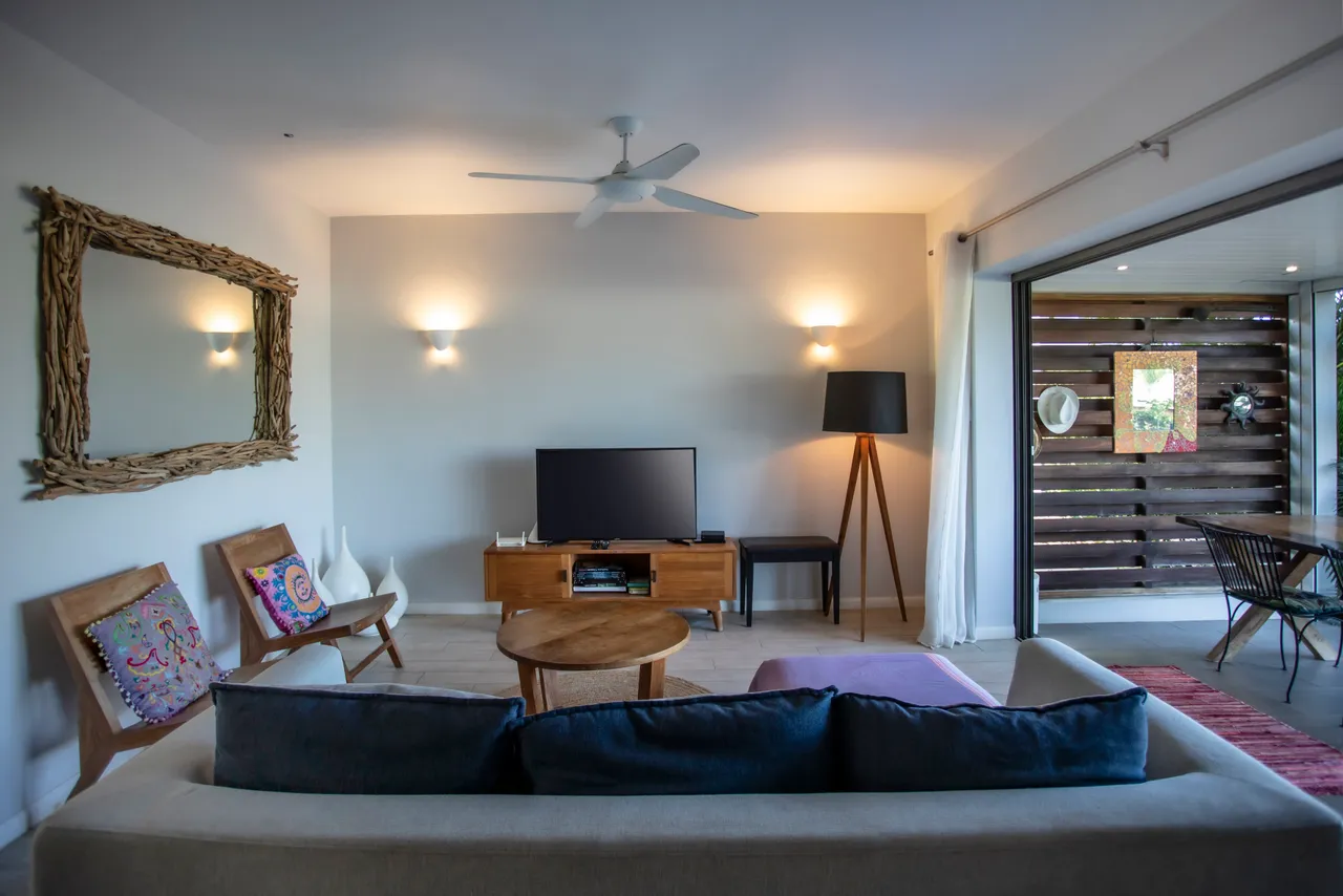 Séjour spacieux avec vue sur l'extérieur et coin salon confortable.