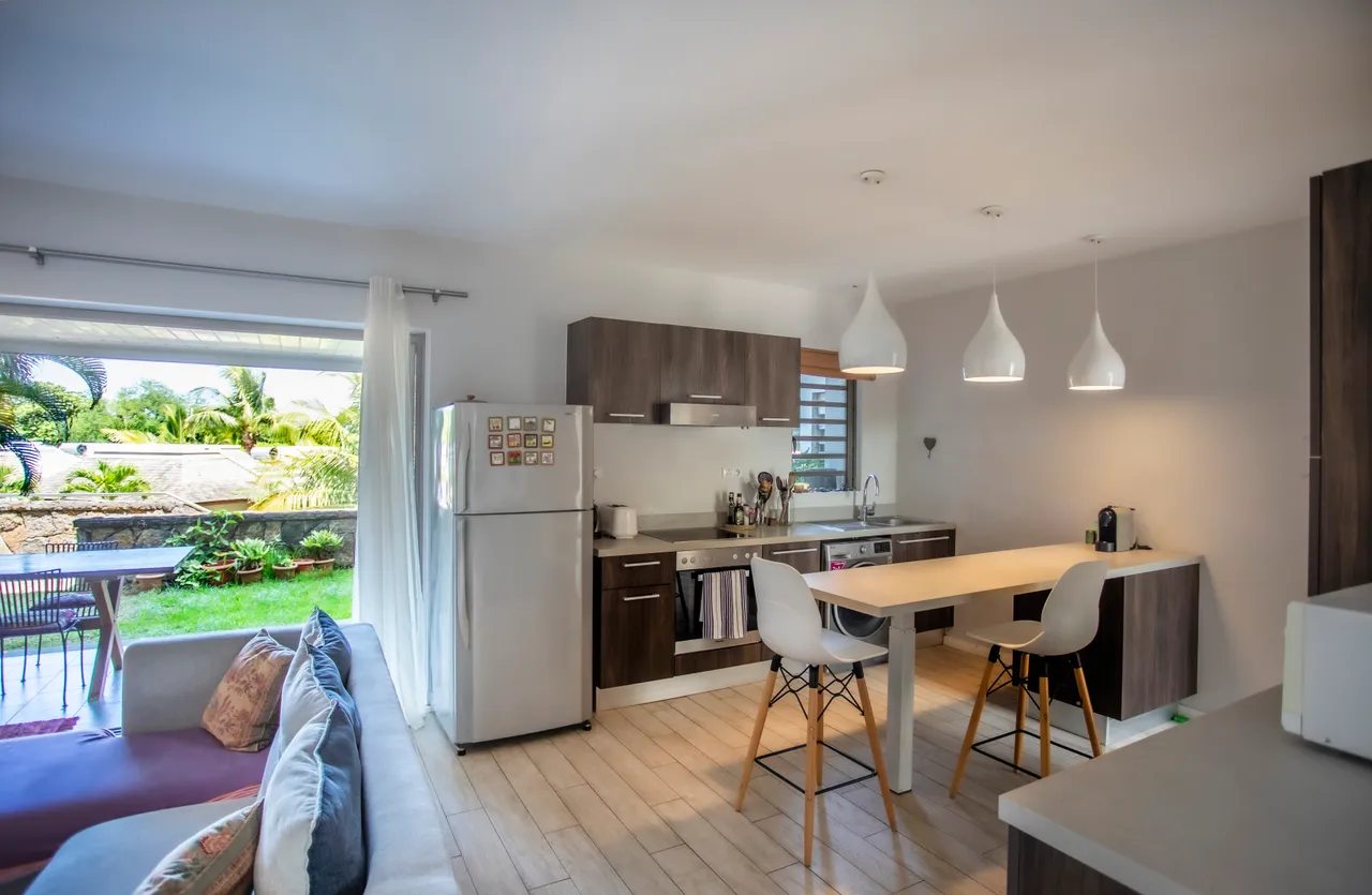 Appartement spacieux avec cuisine moderne et accès direct au jardin.