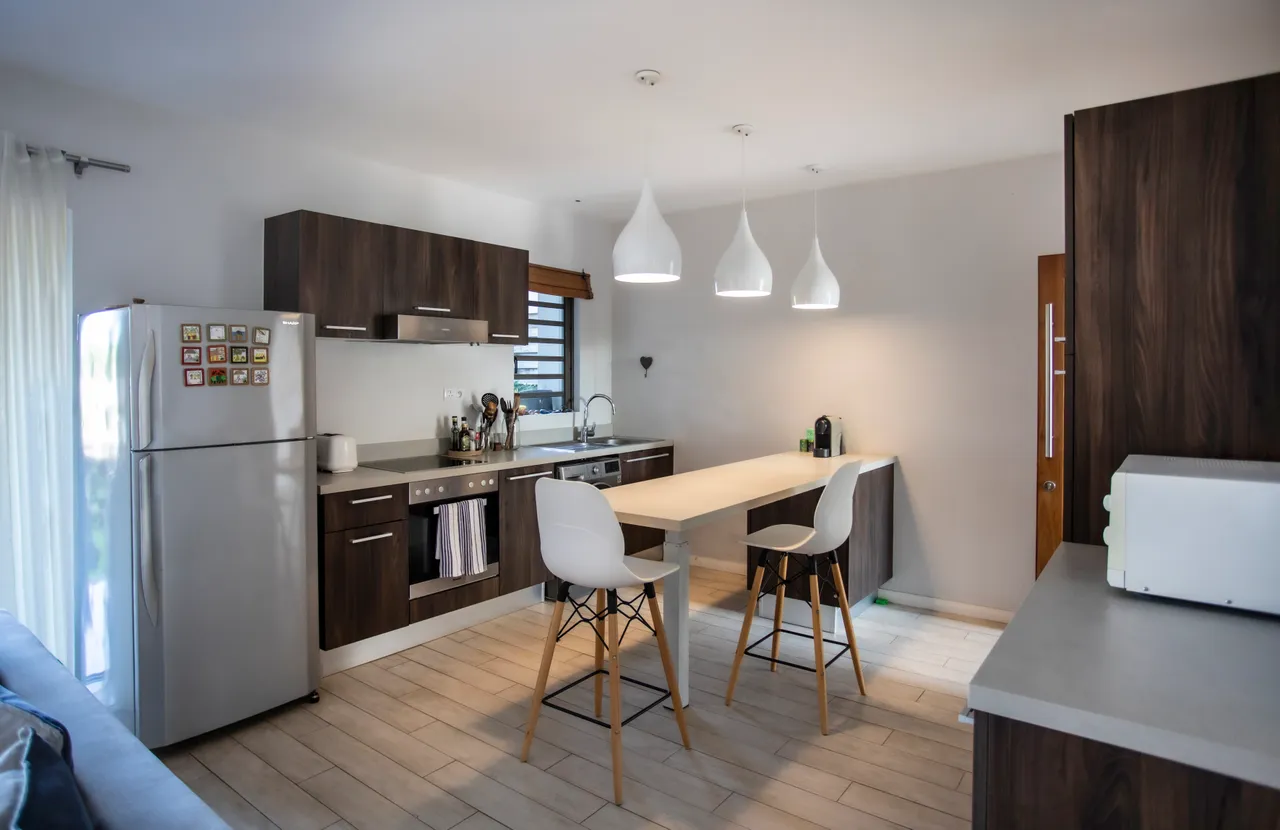 Cuisine spacieuse et lumineuse avec équipements modernes et convivialité chaleureuse.