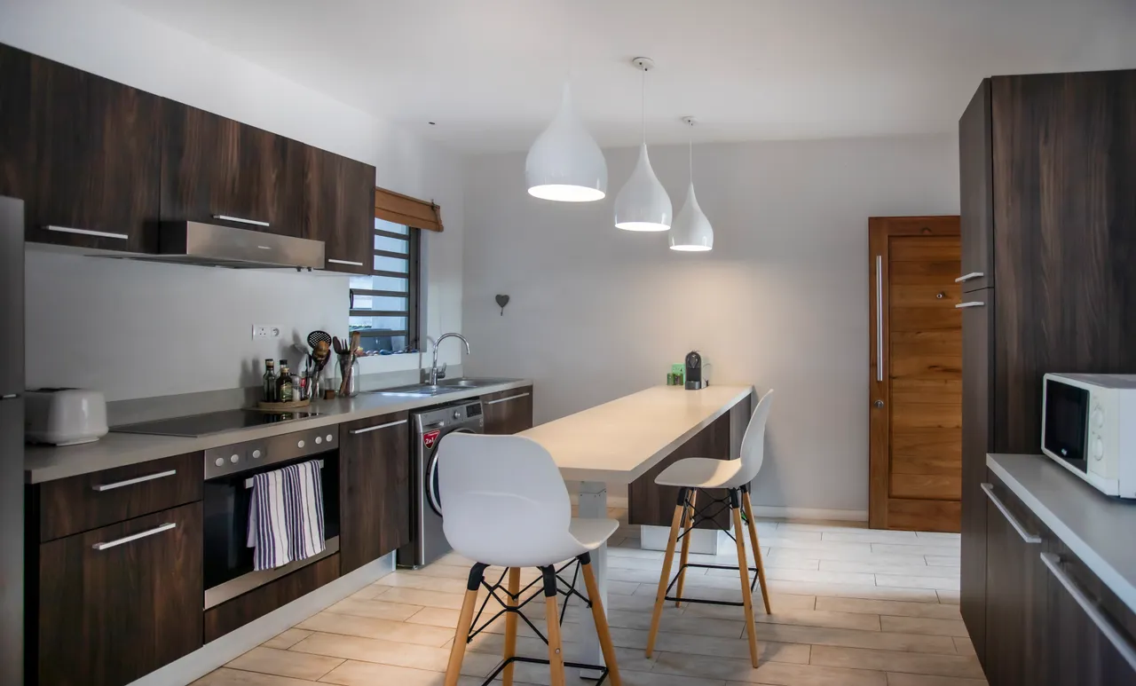 Cuisine moderne et spacieuse avec bar à déjeuner convivial.