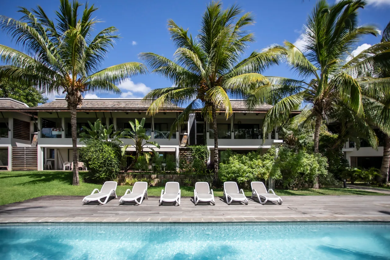 Spacieux appartement avec piscine et palmiers, à deux pas de la plage.