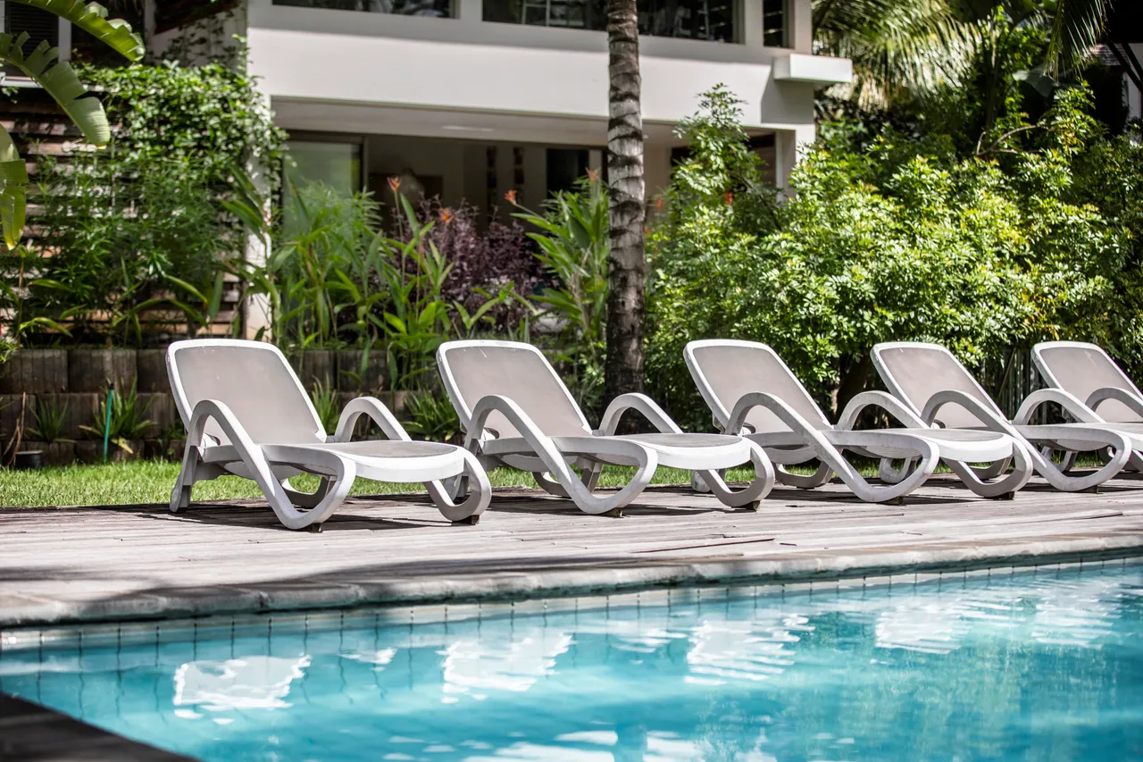 Transat au bord de la piscine, parfait pour se détendre au soleil.