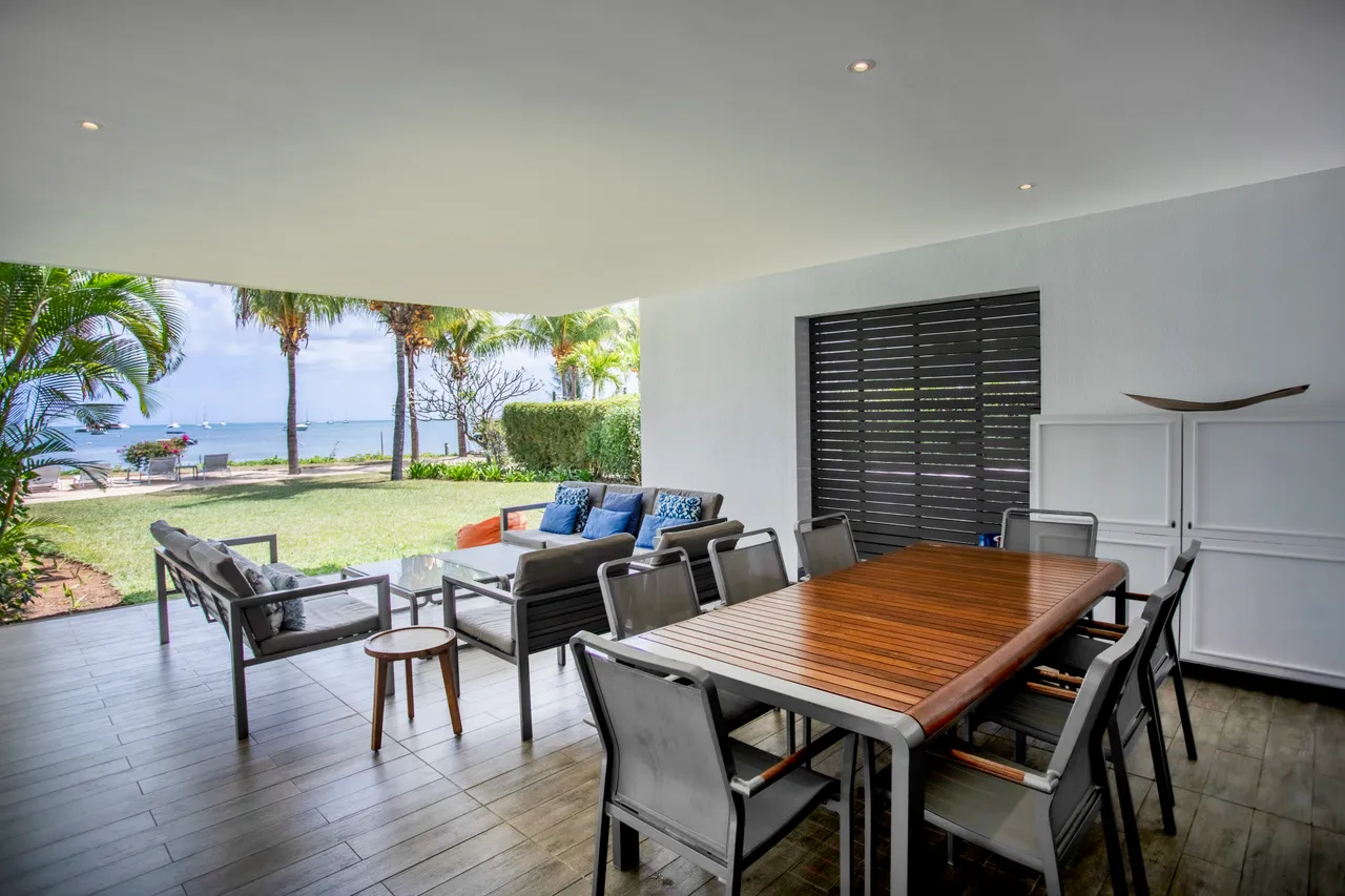 Appartement Pied dans l'eau piscine et plage — Espace repas