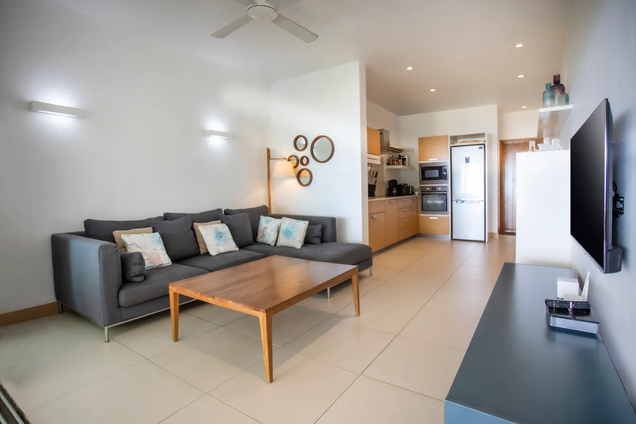 Appartement Pied dans l'eau piscine et plage — Salon