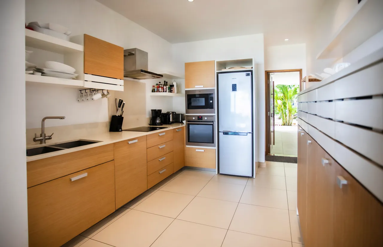 Appartement Pied dans l'eau piscine et plage — Cuisine complète