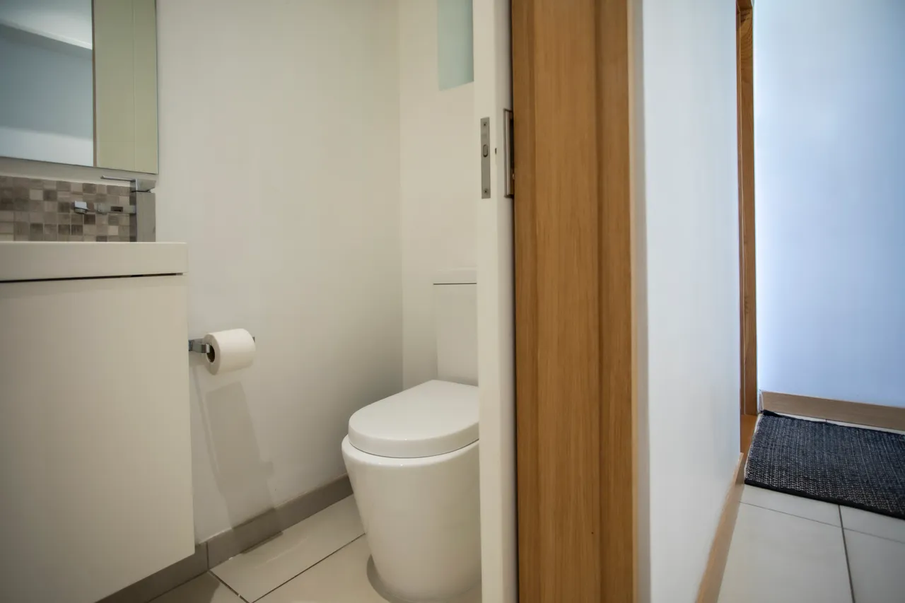 Appartement Pied dans l'eau piscine et plage — Toilettes