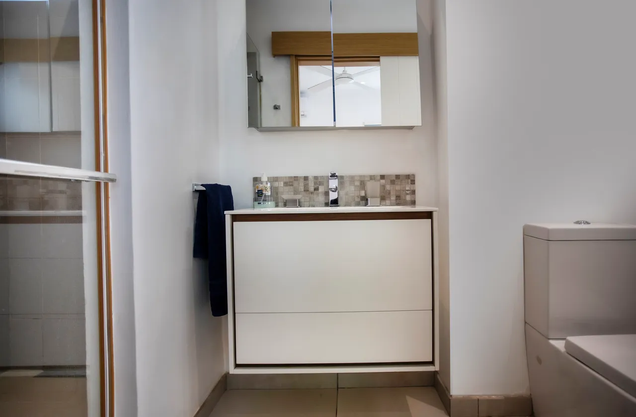 Appartement Pied dans l'eau piscine et plage — Salle de bain 2