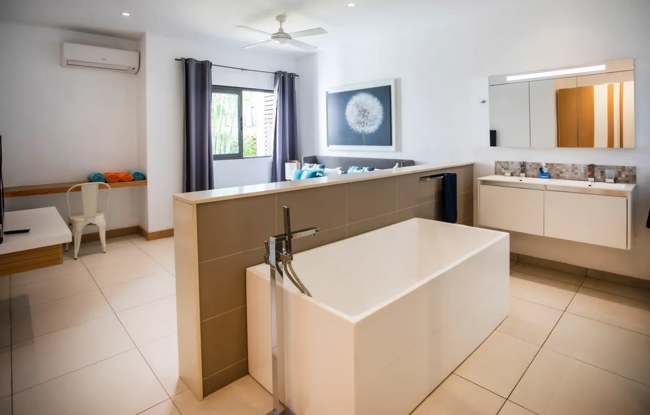 Appartement Pied dans l'eau piscine et plage — Salle de bain 1