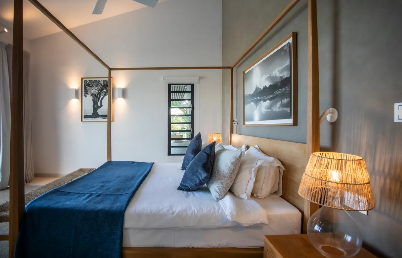 Chambre 1 avec lit à baldaquin et éclairage doux. 

Mobilier en bois ajoutant une touche naturelle à la pièce. 

Tons neutres des murs créant une ambiance apaisante. 

Fenêtres laissant entrer la lumière naturelle tout au long de la journée. 

Espace de rangement intégré optimisant l'utilisation de la pièce.