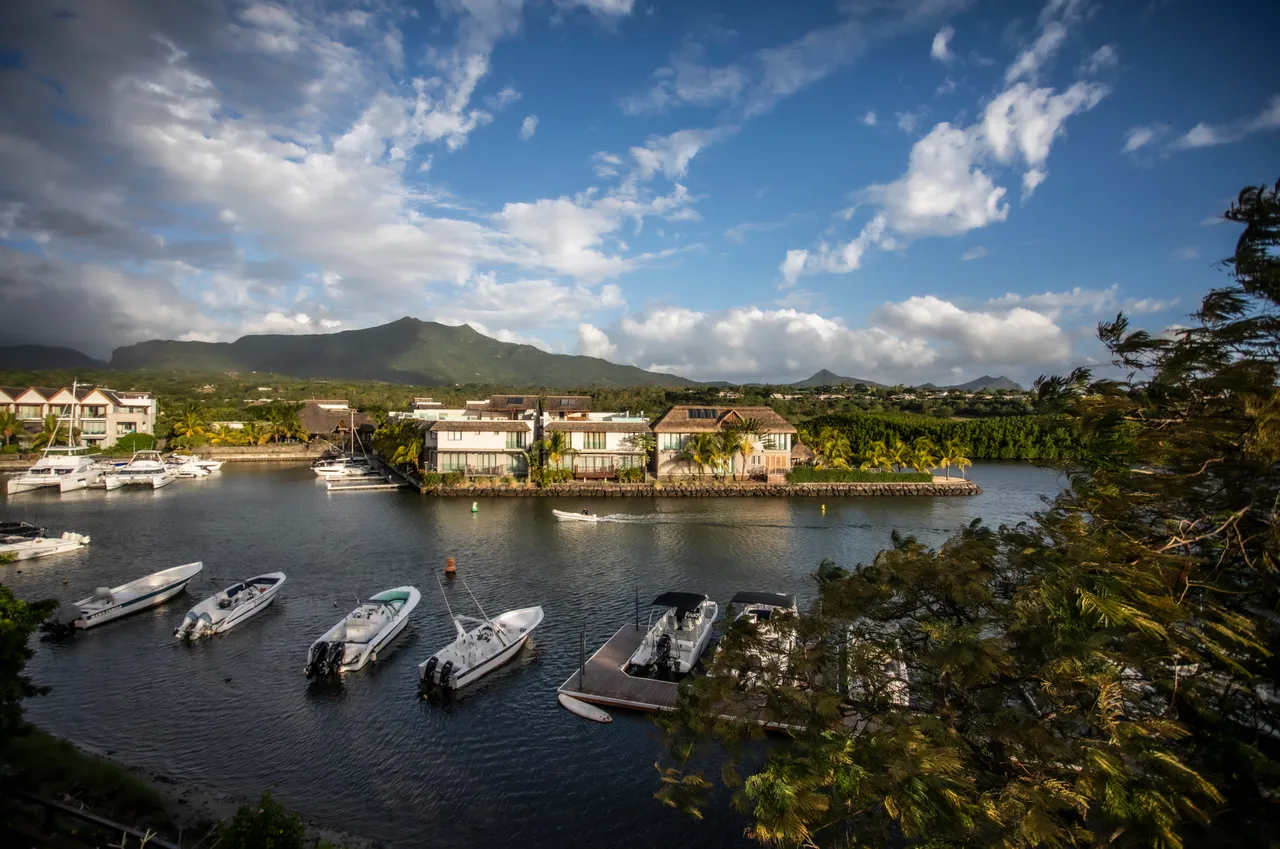 Vue dégagée sur le port et les montagnes environnantes depuis l'appartement. 

Espace extérieur en bois offrant des sièges confortables pour se détendre. 

Mobilier moderne favorisant des moments de convivialité au bord de l'eau. 

Zones de repas extérieures intégrant une grande table pour partager des repas. 

Éléments de décoration naturelle ajoutant une touche de verd