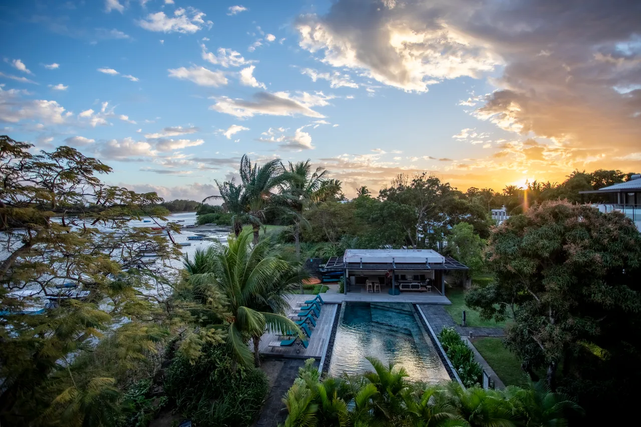 Espace extérieur avec vue sur le paysage naturel environnant. 

Terrasse avec piscine intégrée, idéale pour se rafraîchir. 

Végétation dense créant un cadre intime autour de l'espace. 

Chaises longues disposées pour profiter du soleil en journée. 

Accès direct à la piscine depuis la terrasse pour plus de praticité.