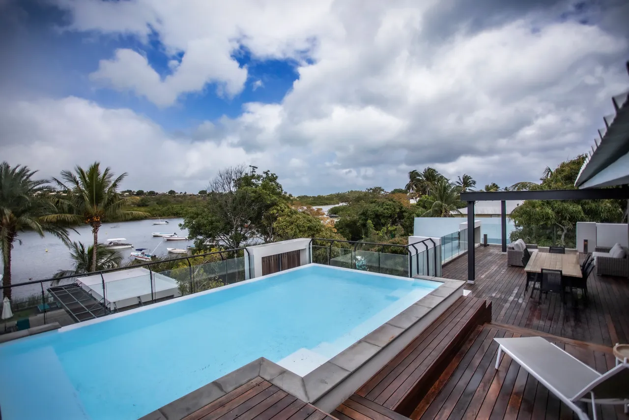 Teintes bleues et surfaces lisses autour de la piscine privée.  
Terrasse spacieuse offrant une vue sur le paysage environnant.  
Mobilier en bois disposé pour des moments de détente en extérieur.  
Espace idéal pour profiter du climat tropical de l'île.  
Accès direct depuis le penthouse pour une utilisation pratique.