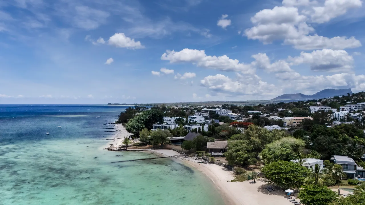 Espace extérieur avec accès direct à la plage et au jardin.  
Vue dégagée sur l'océan depuis le studio spacieux.  
Balcon privé permettant d'apprécier la brise marine.  
Mobilier moderne et confortable dans un agencement ouvert.  
Lumière naturelle inondant l'intérieur grâce aux grandes fenêtres.