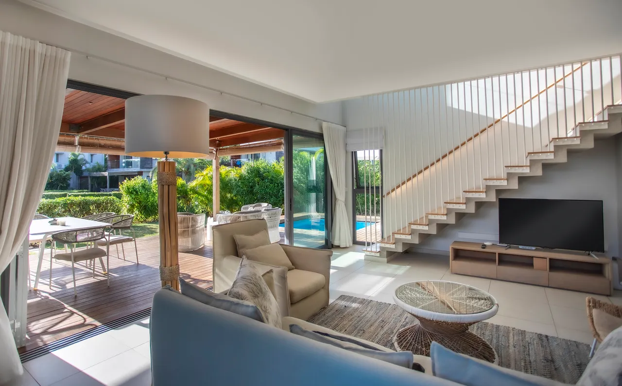 Lumière naturelle inondant l'espace repas, avec vue sur le jardin. Mobilier moderne et agencement fonctionnel.