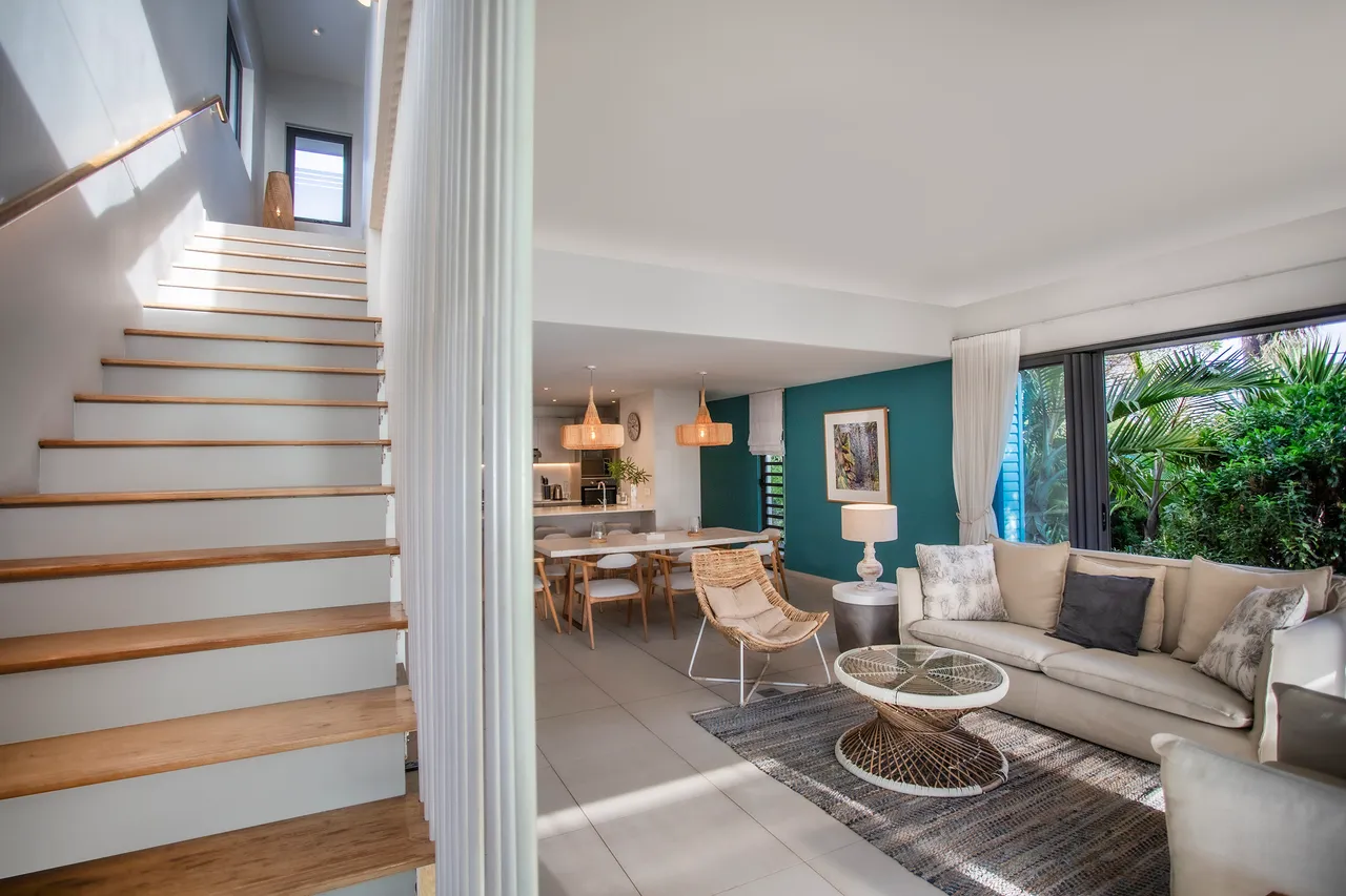 Chambre 1 avec mobilier épuré et éclairage naturel. Accès direct à l'extérieur.
