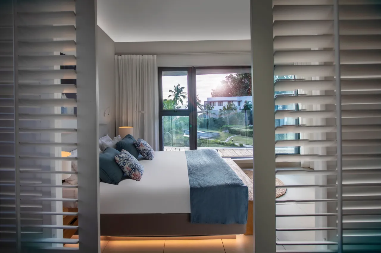 Chambre avec lit king-size et accès direct à la terrasse. Vue sur le jardin.