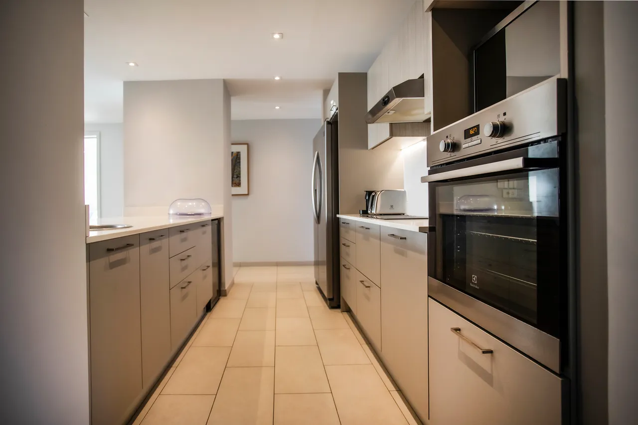 Cuisine moderne aux finitions élégantes. Équipements intégrés pour un usage pratique.