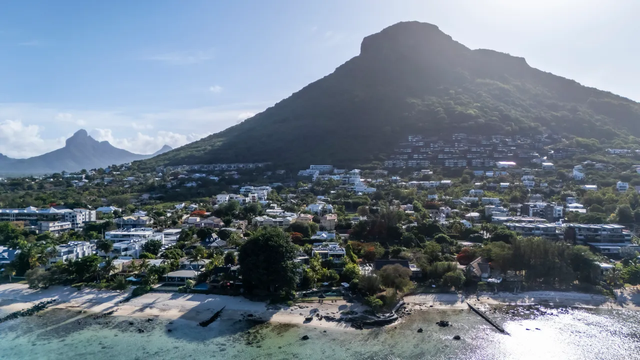 Vue sur la montagne depuis l'espace extérieur, entouré de végétation tropicale.