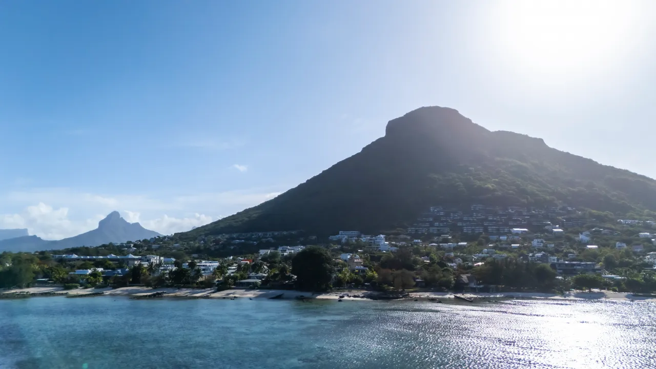Espace galerie avec grandes baies vitrées offrant une vue sur la montagne.