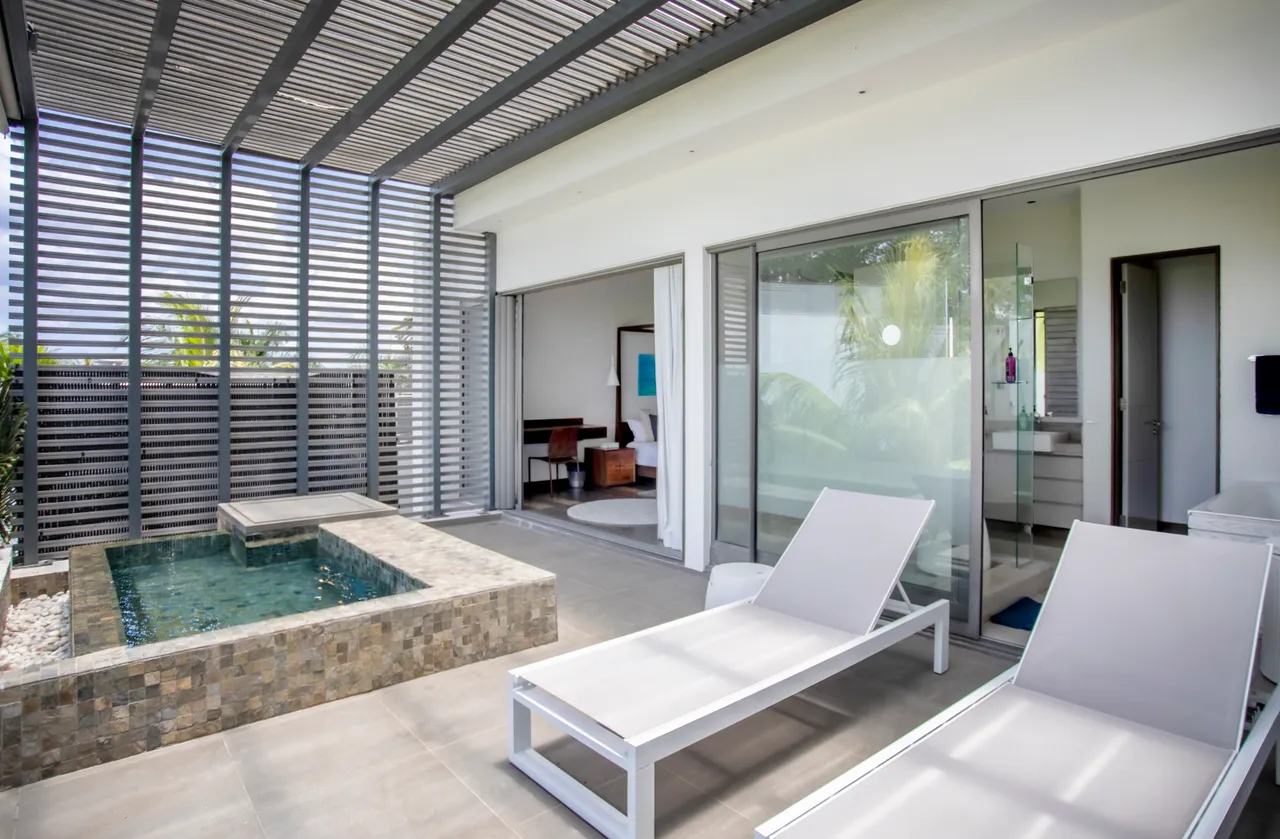 Penthouse avec piscine privée et chaises longues ensoleillées. Ambiance calme et apaisante.