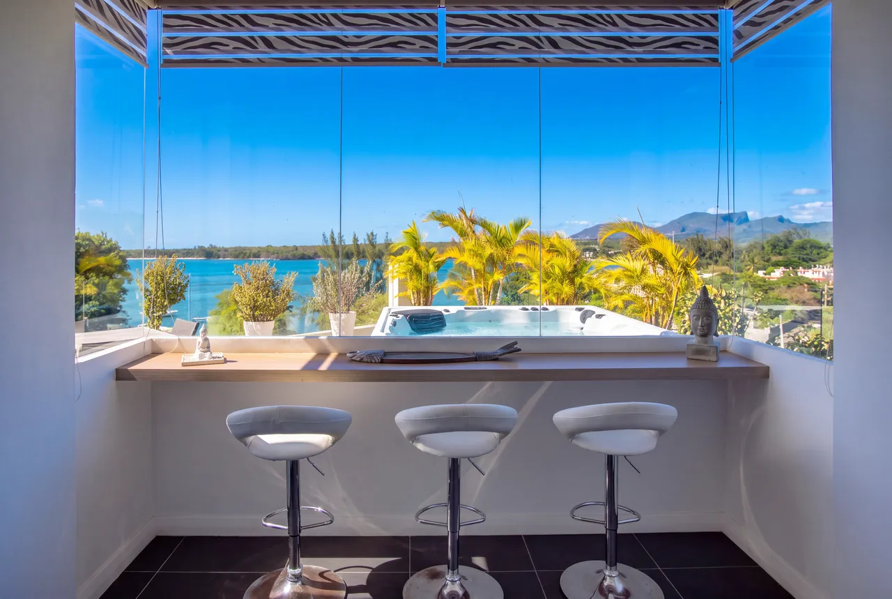 Jacuzzi. Espace convivial avec vue sur la mer et bar intégré.