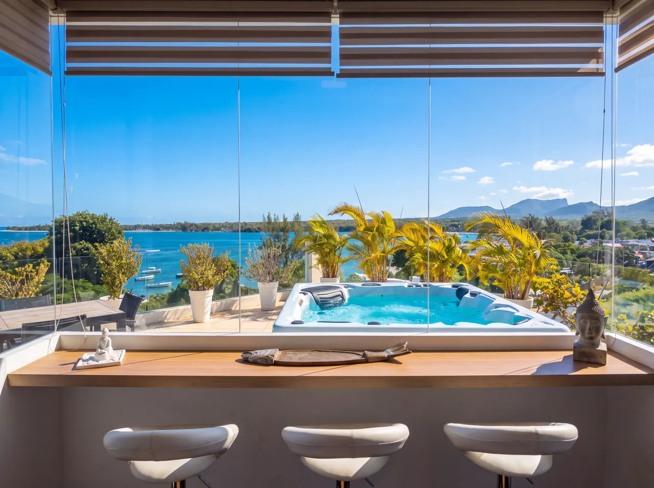 Jacuzzi offrant une vue sur la mer et les paysages environnants. Espace lumineux et accueillant avec bar intégré.