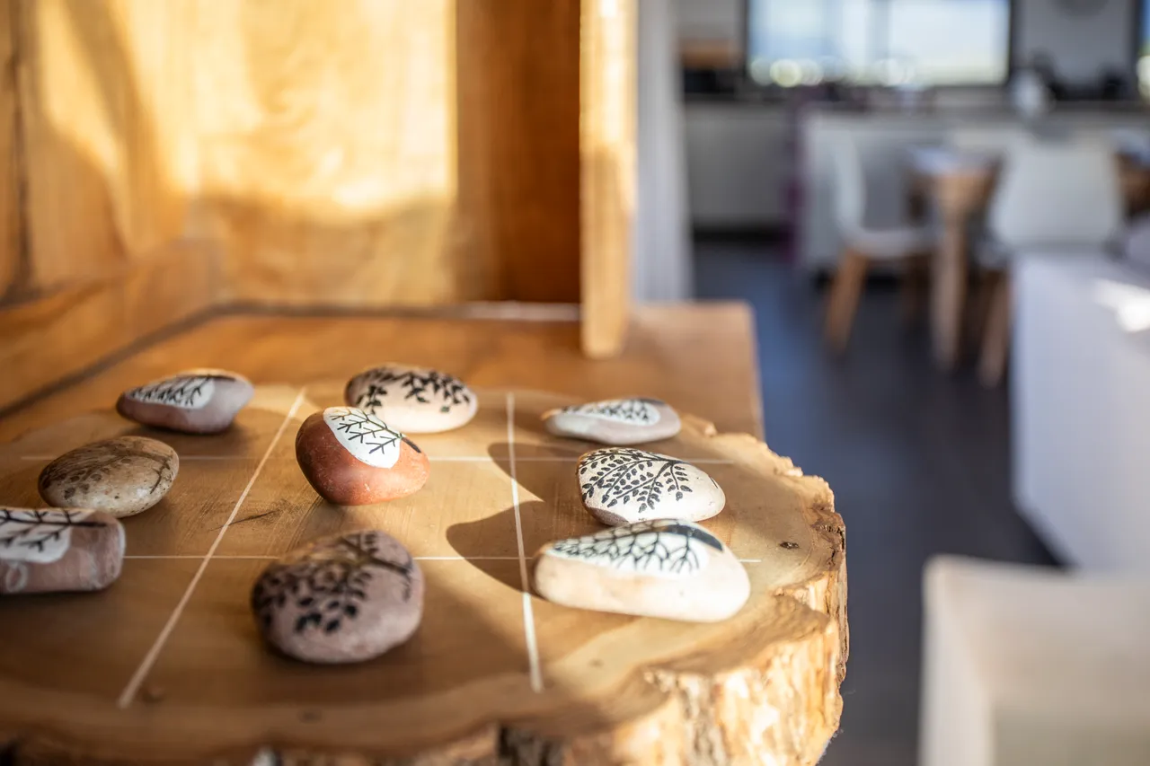 Surface en bois naturel avec des pierres décoratives. Coin de jeu pour les invités.