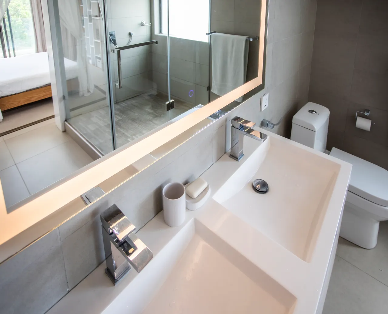 Salle de bain équipée de deux lavabos et d'une douche spacieuse.