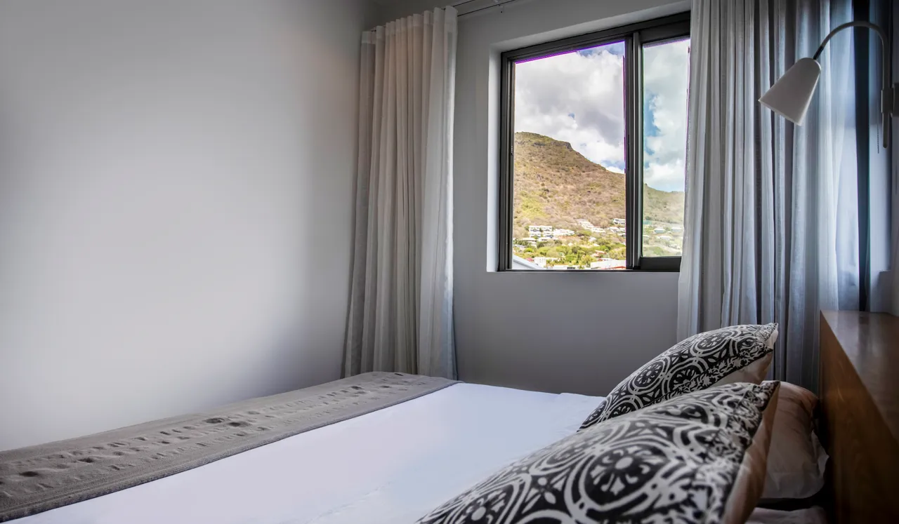 Chambre avec fenêtre offrant une vue dégagée sur la montagne.
